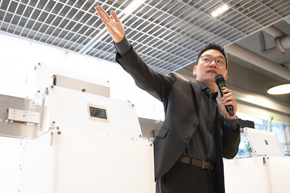박성현 리벨리온 대표가 데이터서버용 AI반도체 리벨쿼드에 대해 설명 중이다 / 출처=IT동아
