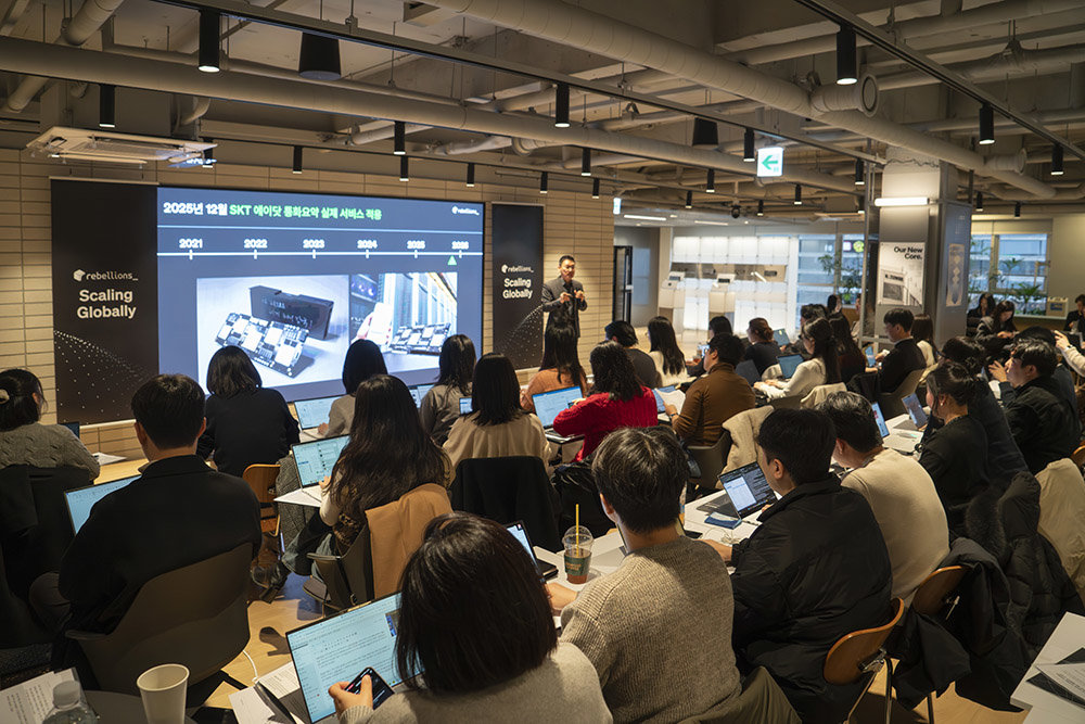 박성현 대표가 SK텔레콤 에이닷의 리벨리온 NPU 적용 사례를 소개 중이다 / 출처=IT동아