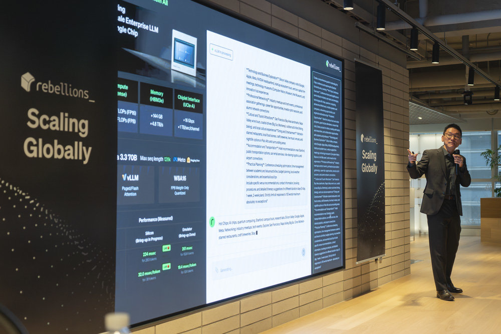 리벨리온 리벨쿼드는 삼성전자 4nm 공정을 채용했으며, 총 144GB의 HBM3e 메모리를 탑재한다. 이를 활용해 대형언어모델을 칩 단일 환경에서 구동할 수 있다 / 출처=IT동아