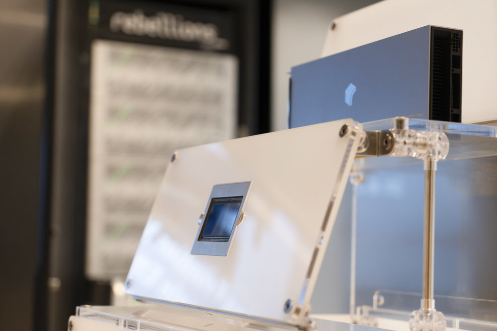 리벨리온이 올해 8월 공개한 ‘리벨쿼드’ 반도체 실물 / 출처=IT동아