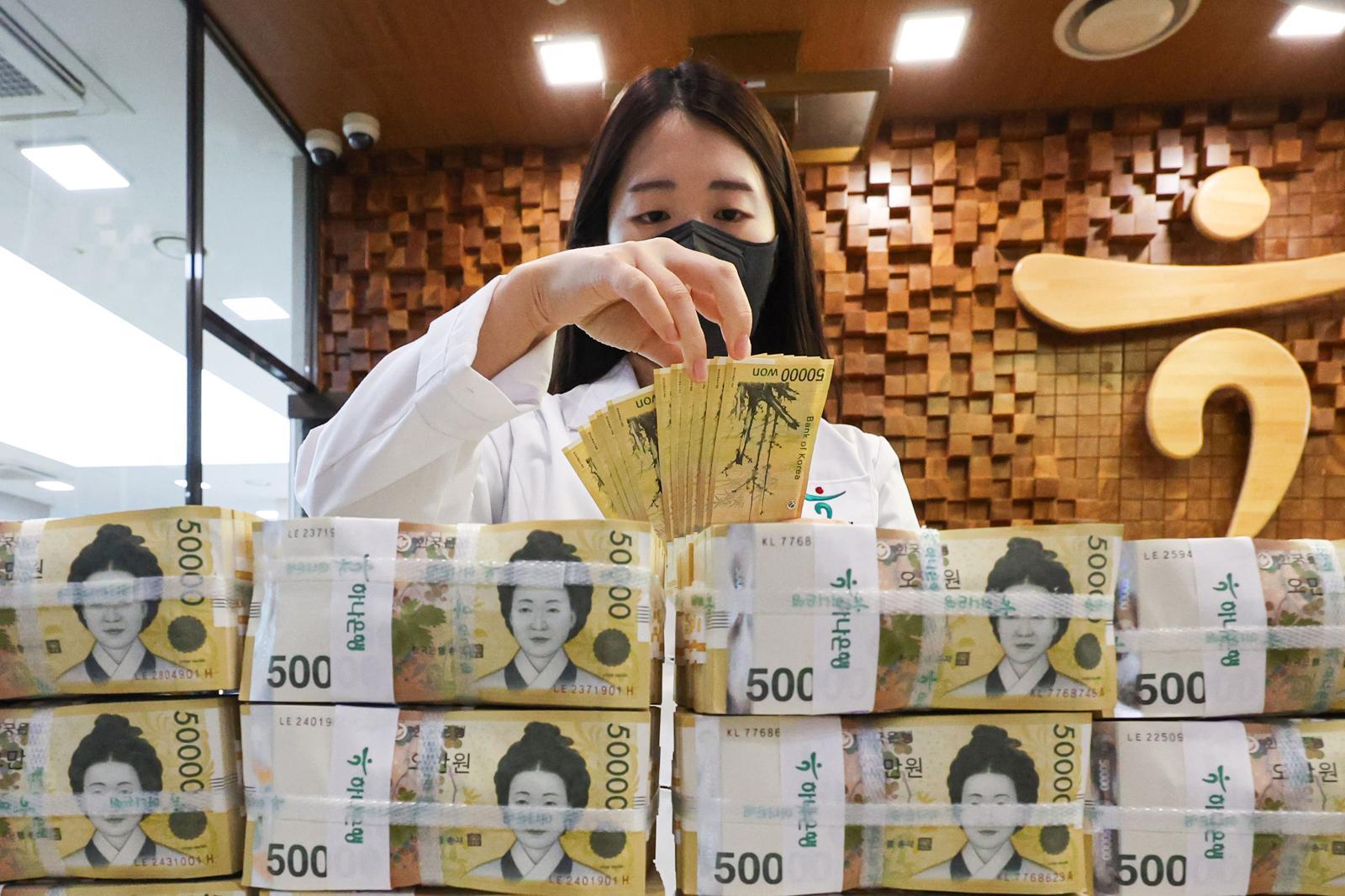 서울 중구 하나은행 위변조대응센터에서 직원이 원화를 정리하고 있다. 2025.07.15 서울=뉴시스