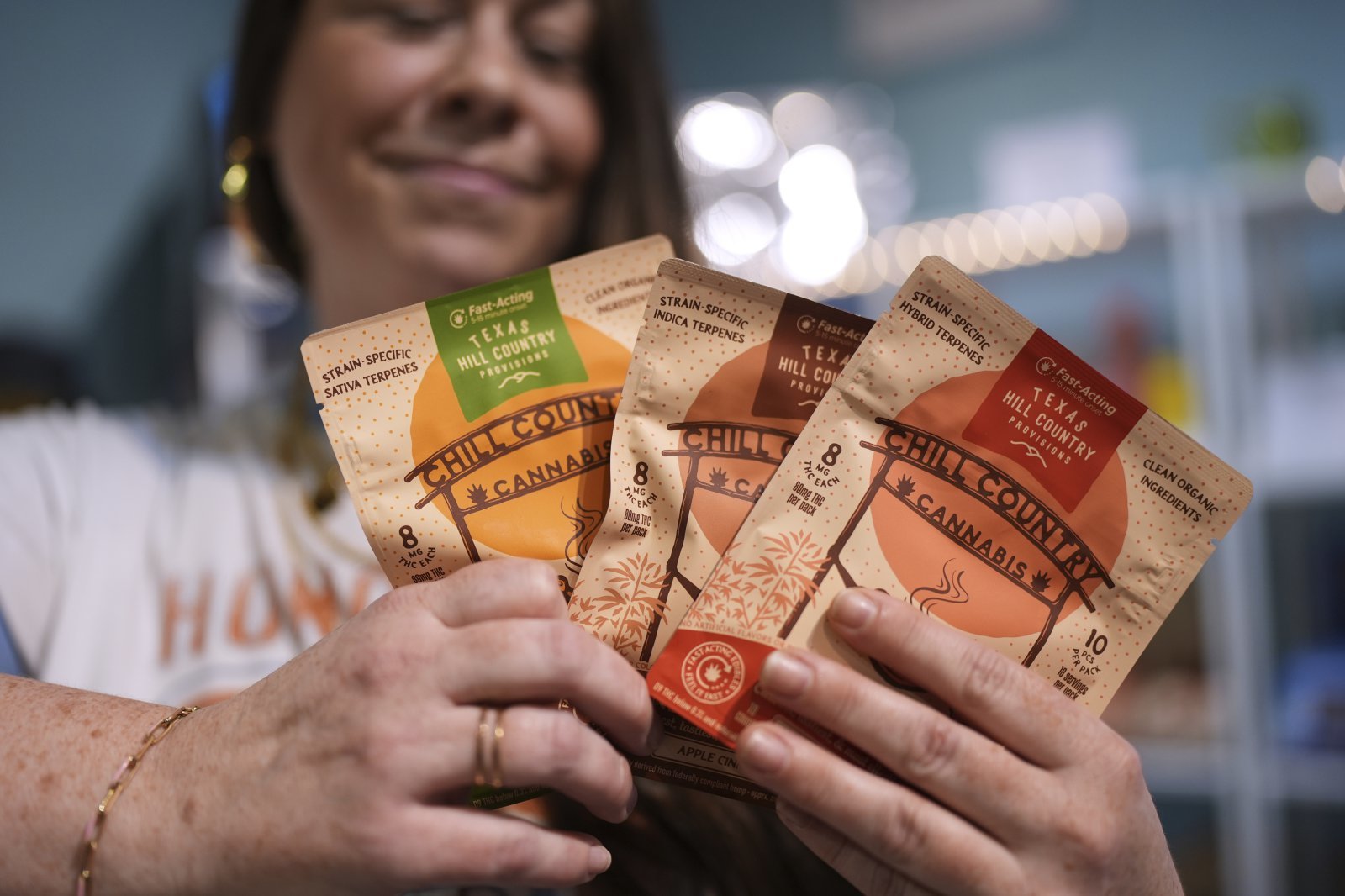 올 5월 미국 텍사스주 오스틴에서 ‘대마 젤리’ 상품을 선보이고 있는 업체 관계자. 오스틴=AP 뉴시스