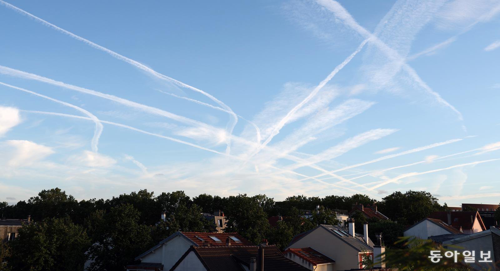 ‘2024 파리올림픽’ 당시 현지 항공 교통량이 크게 늘어나면서 파리 하늘에 남겨진 비행운. 동아일보DB