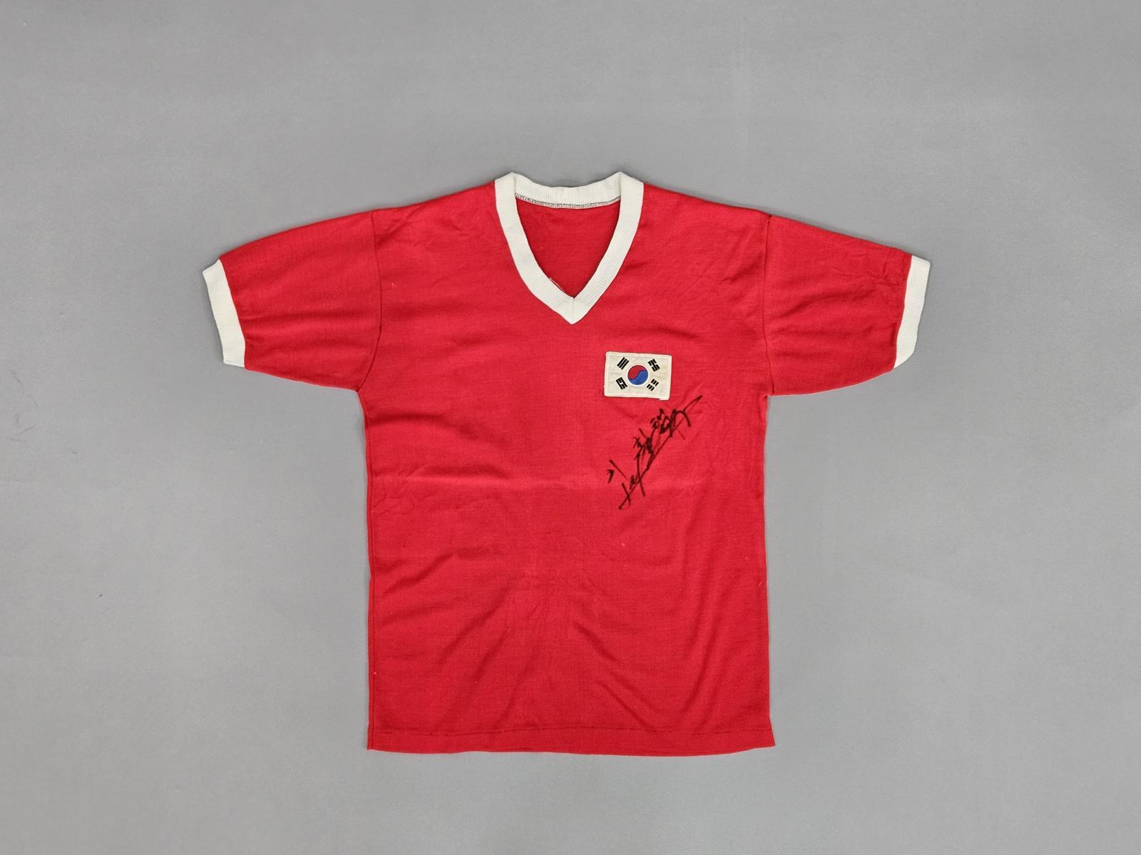 한국OB축구회 이회택 회장의 현역 시절 국가대표 유니폼 상의. 천안시 제공