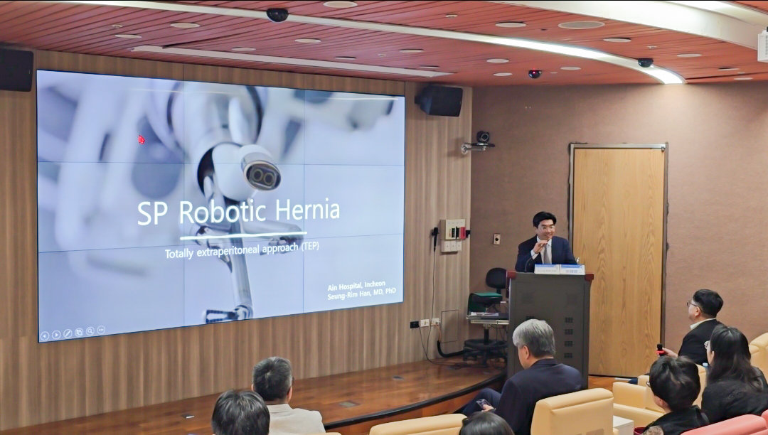 최근 대만에서 열린 대만로봇수술학회(TRSA)에서 아인병원 한승림 일반외과수술센터장이 수술 사례를 강연하고 있다. 아인병원 제공