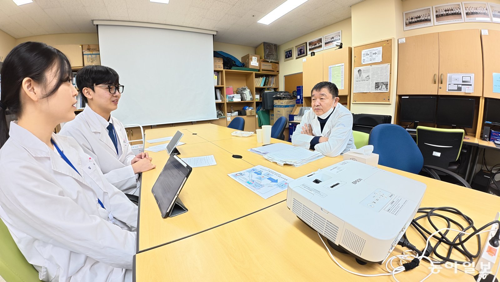 조석주 부산대병원 응급의학과 교수(오른쪽)가 10일 부산 서구 부산대병원 응급의학과 의국에서 전공의를 상대로 수업을 진행하고 있다. 
김화영 기자 
run@donga.com