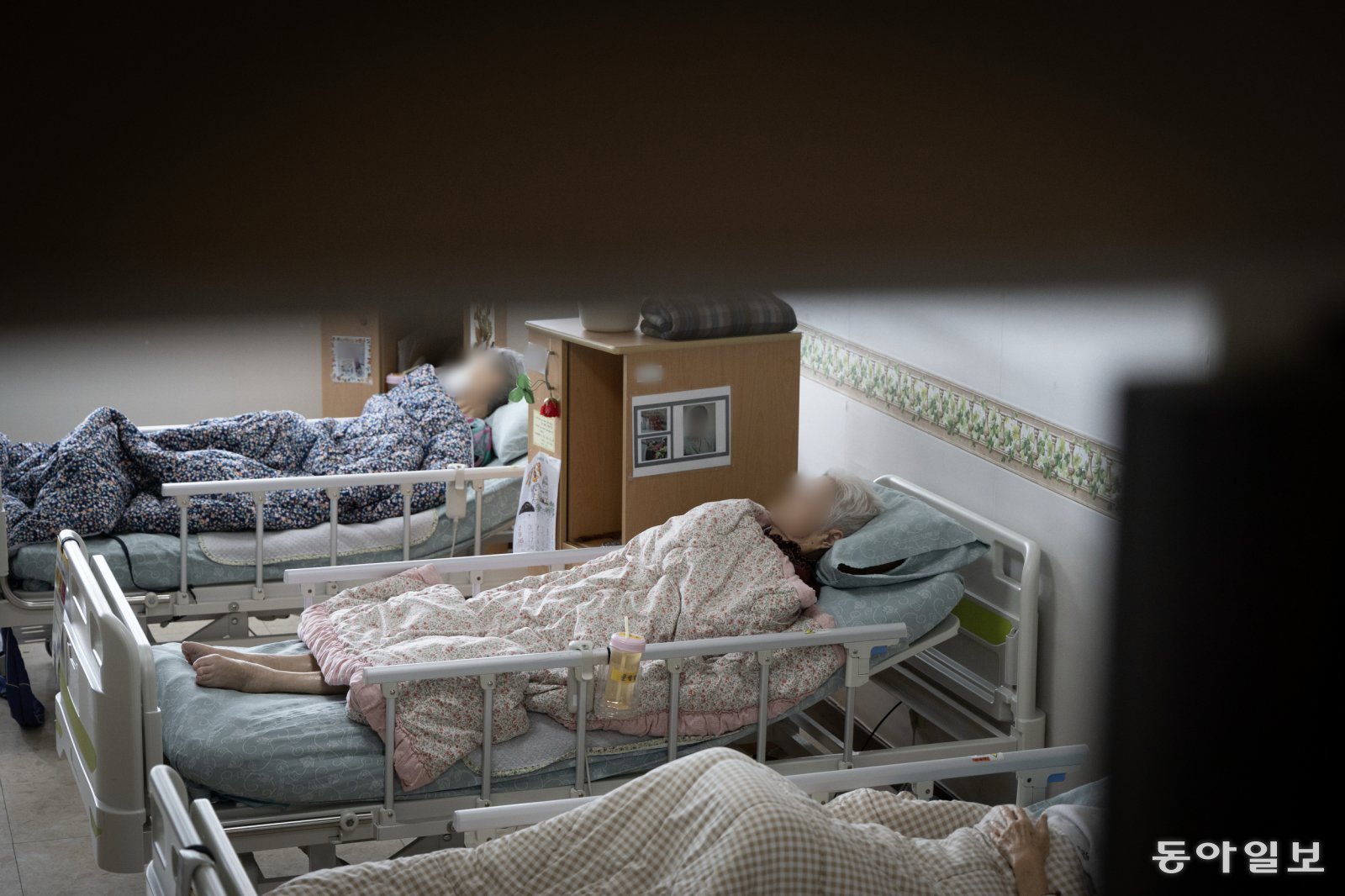 지난달 19일 오전 치매 노인들이 요양원 안 침대에 누워 허공을 바라보고 있다.