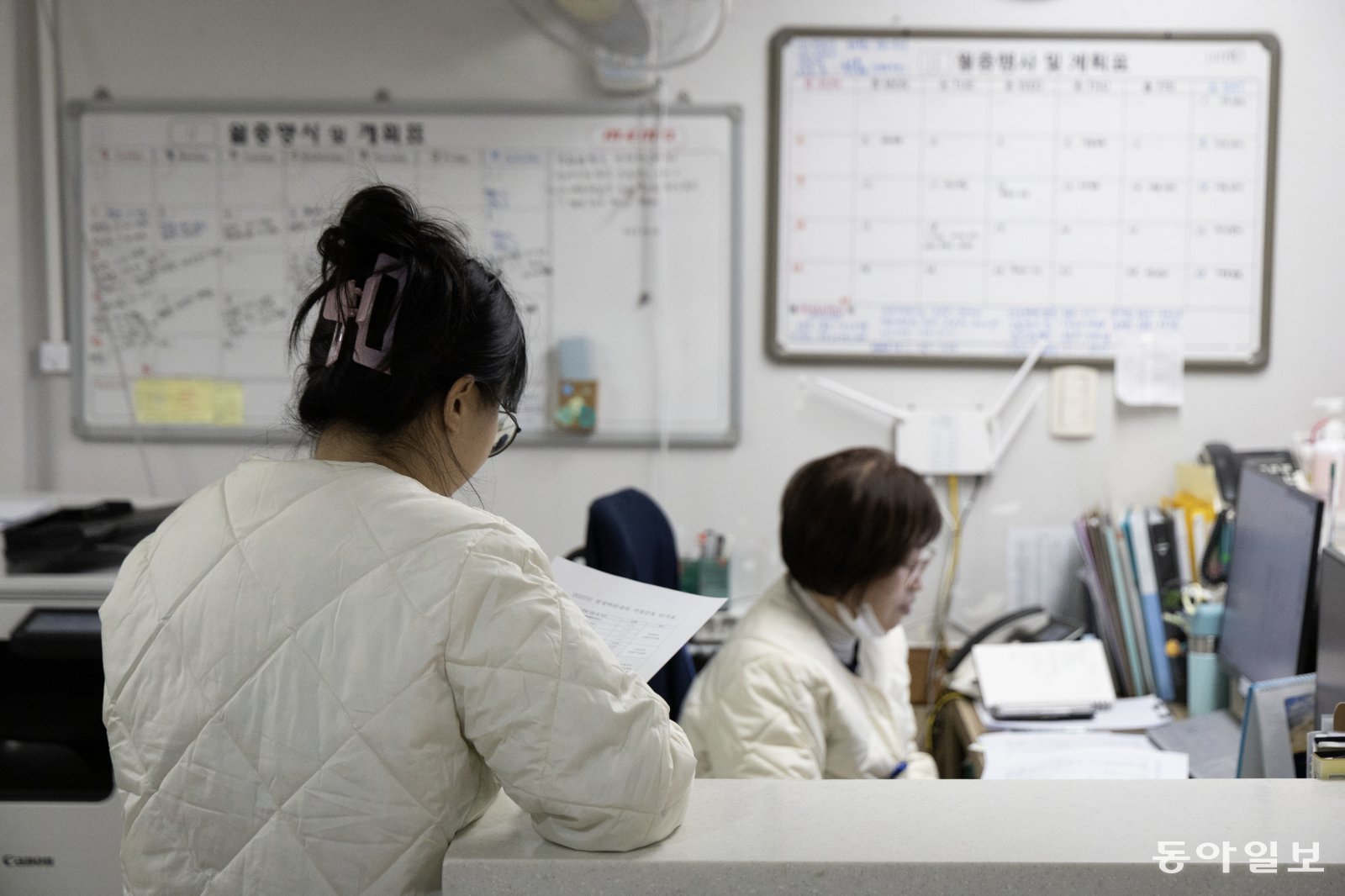 직원 책상에 놓인 운영일지에는 밤사이 벌어진 치매 노인들의 섬망 증상, 배회 등 특이 사항이 기록돼 있었다.