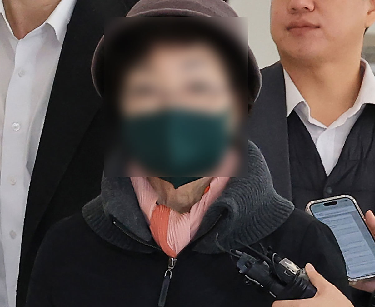 지난 달 11일 오전 서울 종로구 KT광화문빌딩 웨스트에 마련된 김건희특검 사무실에 피의자 신분으로 출석하고 있는 최은순 씨. 2025.11.11.뉴스1