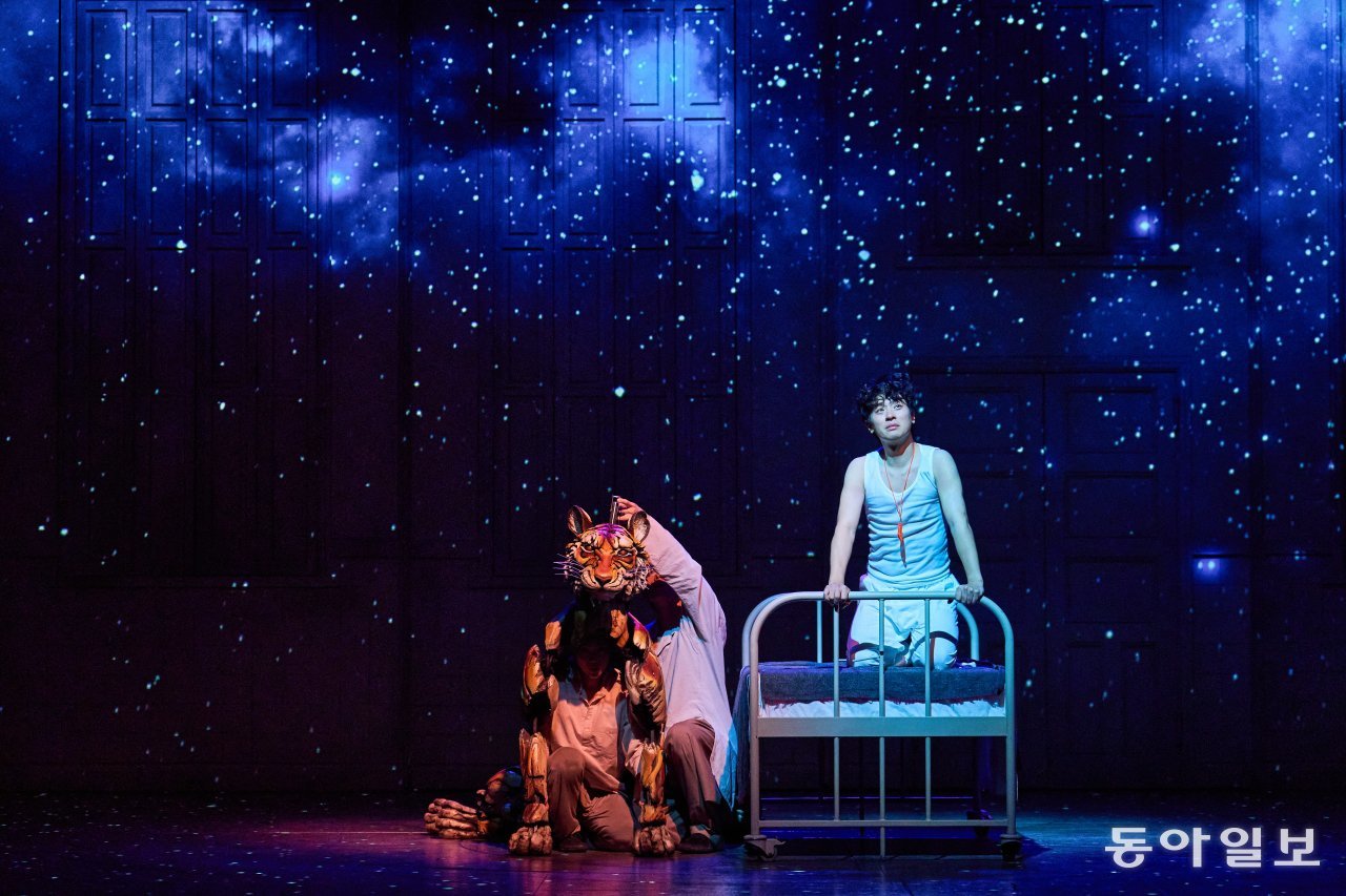 ‘라이프 오브 파이’에서 호랑이와 보트에 남겨진 파이(박정민)는 별빛 가득한 밤하늘을 보며 먹먹함을 느낀다. 에스앤코 제공