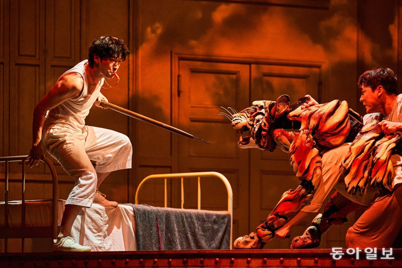 ‘라이프 오브 파이’에서 호랑이와 보트에 남겨진 파이(박강현)는 호루라기를 불며 호랑이와 맞서며 길들인다. 에스앤코 제공