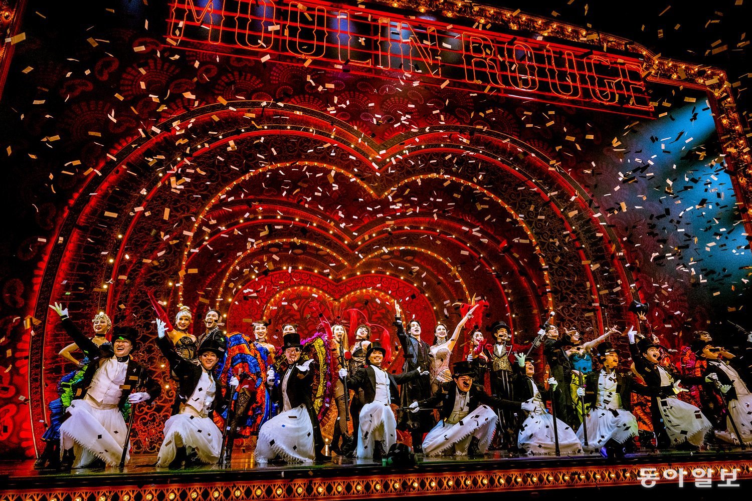 온갖 화려함이 가득한 뮤지컬 ‘물랑루즈!’.  크리스티안(홍광호)과 사틴(김지우)이 가운데 서 있다.    CJ ENM 제공