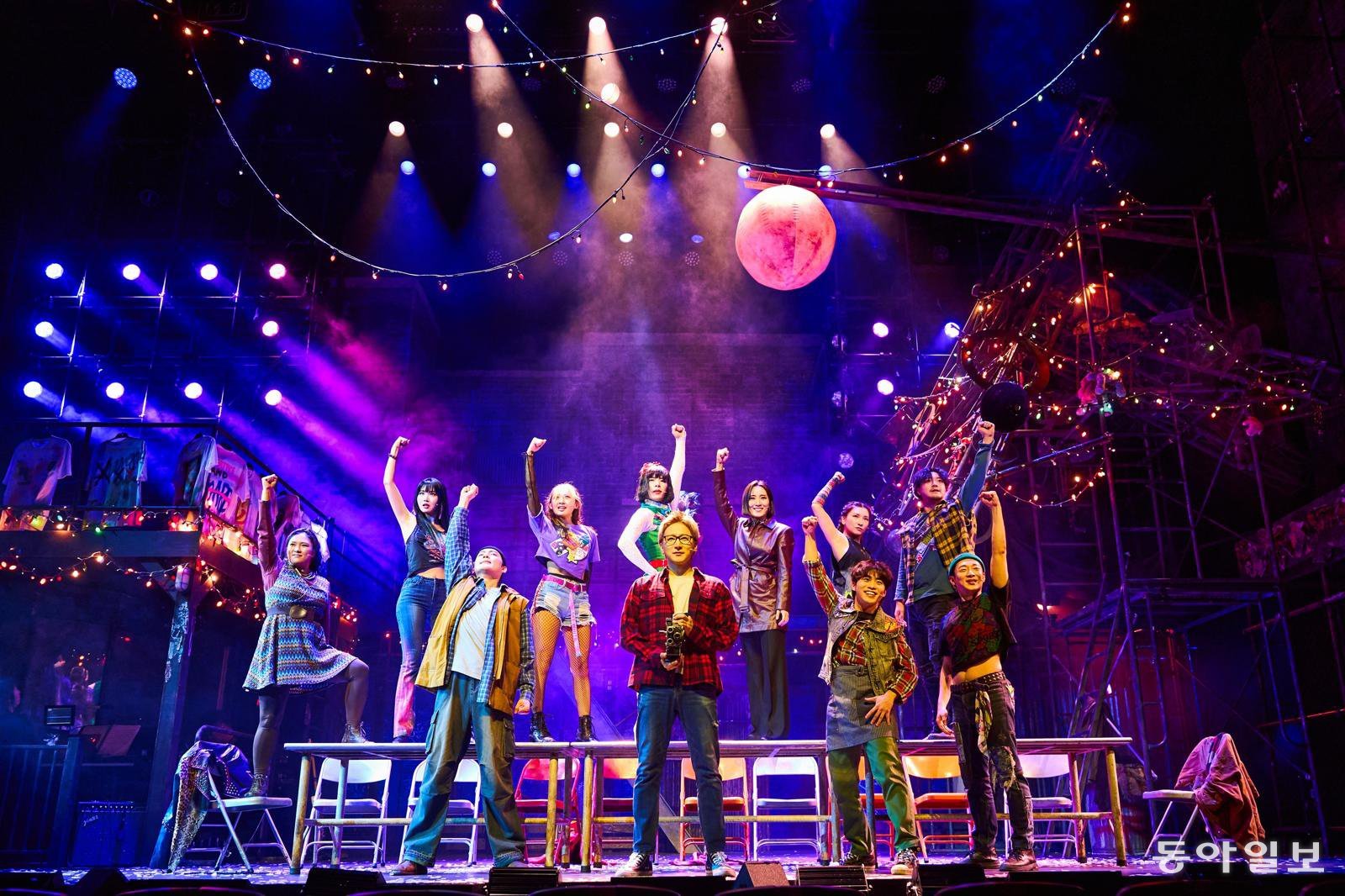 뮤지컬 ‘렌트’에서 배우들이 ‘라 비 보엠’을 부르고 있다. 신시컴퍼니 제공