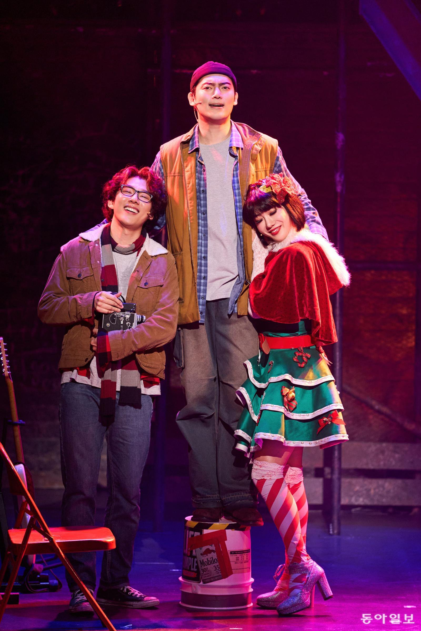 뮤지컬 ‘렌트’에서 ‘산타페’를 부르는 콜린(황건하·왼쪽)과 마크(양희준·가운데), 엔젤(조권).  신시컴퍼니 제공