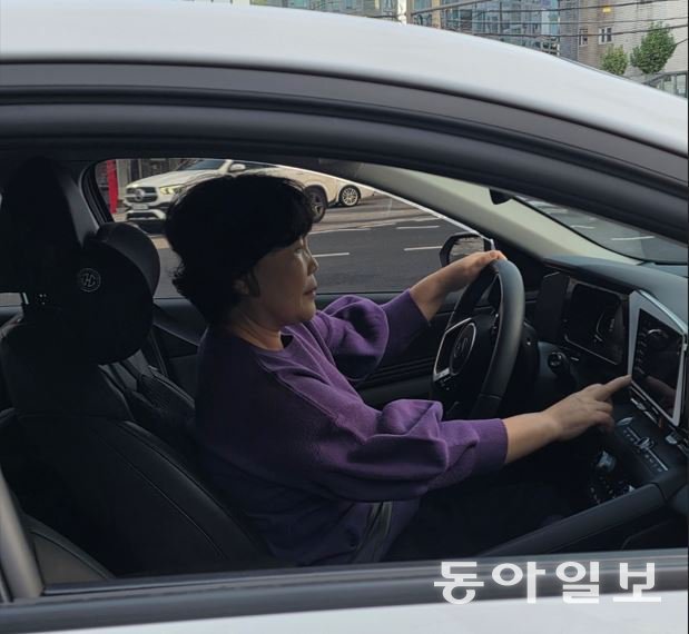 자동차 운전을 하고 있는 용성옥 씨. 힘들게 딴 운전면허이지만 14년째 무사고 운행을 하고 있다.