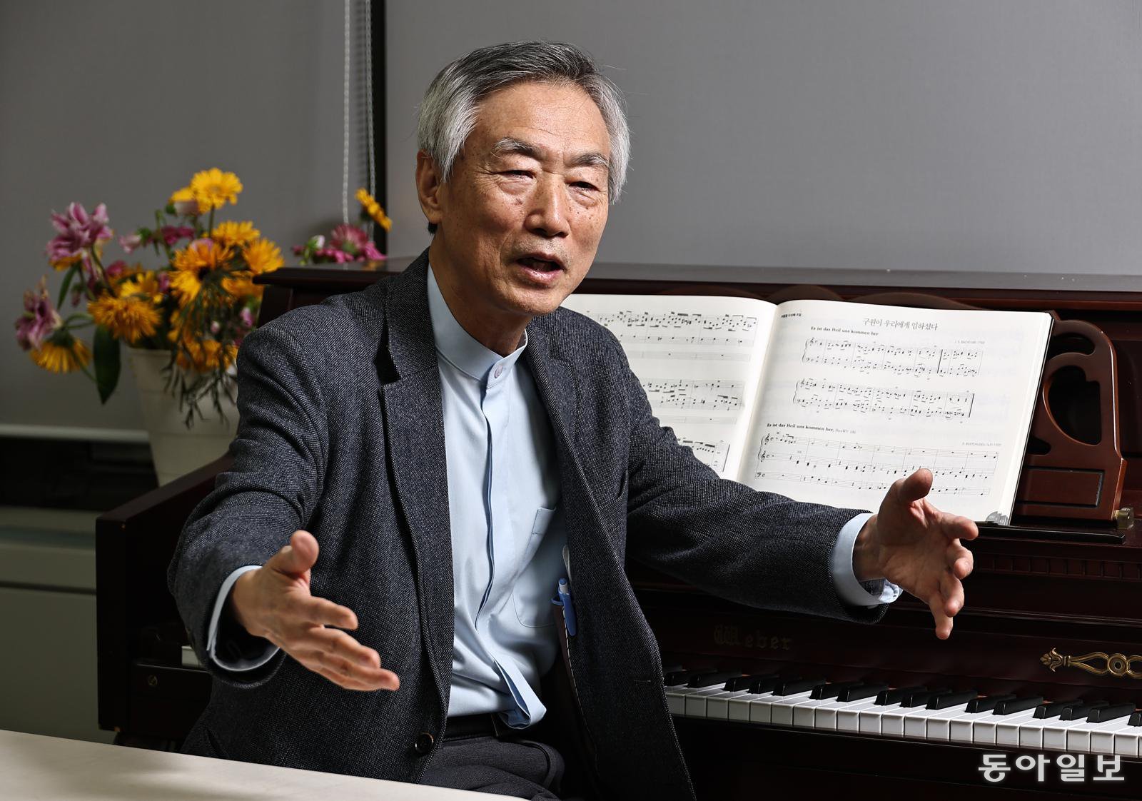 문성모 목사는 “지금 우리가 부르는 외국 캐럴, 찬송가도 모두 출발은 그 나라 민요, 가락 등에서 나온 것”이라며 “우리 가락, 우리 악기, 우리말로 된 헨델의 메시아를 능가하는 작품이 나올 수 있도록 노력하고 지원하는 것은 한국 교회의 미룰 수 없는 사명”이라고 말했다. 양회성 기자 yohan@donga.com