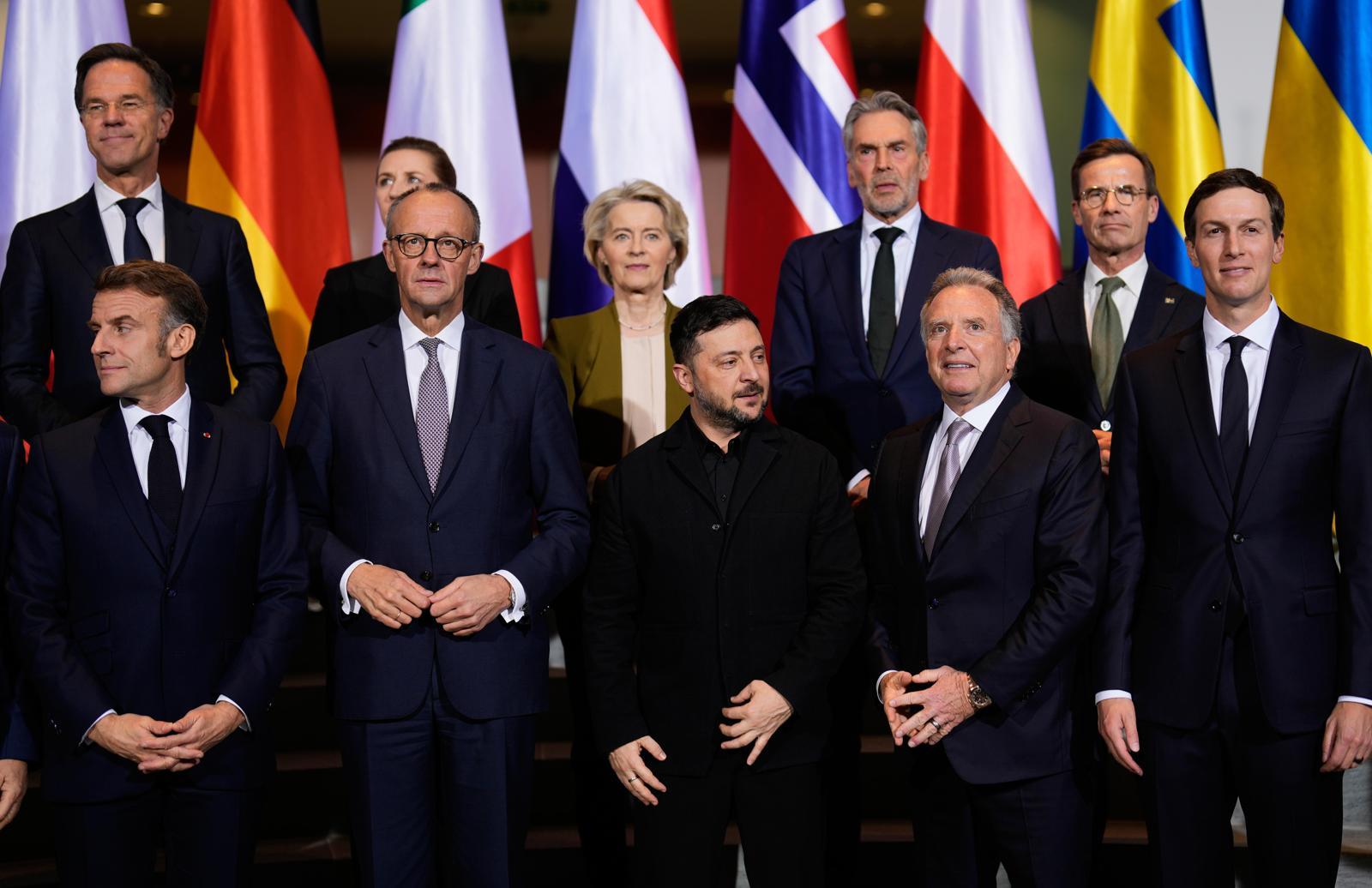 우크라 지원방안 논의
15일 독일 베를린에서 볼로디미르 젤렌스키 우크라이나 대통령(앞줄 왼쪽에서 세 번째)과 우크라이나 지원 방안을 논의한 유럽 주요국 정상 및 도널드 트럼프 2기 미국 행정부의 관계자들. 마르크 뤼터 나토 사무총장, 에마뉘엘 마크롱 프랑스 대통령, 프리드리히 메르츠 독일 총리, 스티브 윗코프 백악관 중동 특사, 재러드 쿠슈너 전 백악관 선임 고문 등이 참석했다. 베를린=AP 뉴시스