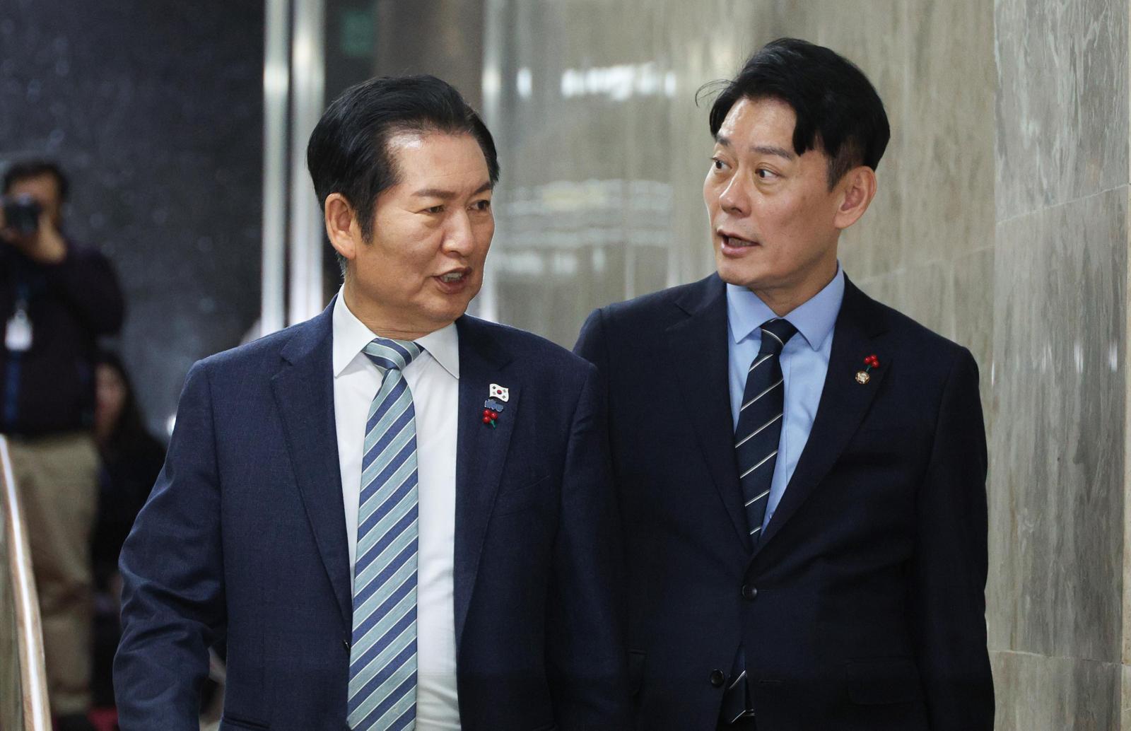 의총 참석하는 정청래 대표
더불어민주당 정청래 대표(왼쪽)와 당대표 비서실장인 한민수 의원이 16일 서울 여의도 국회에서 열린 의원총회에 참석하고 있다. 민주당은 2심부터 내란전담재판부를 설치하고, 법원이 재판부를 자체적으로 구성하는 쪽으로 내란전담재판부 설치법을 수정하기로 했다. 뉴스1