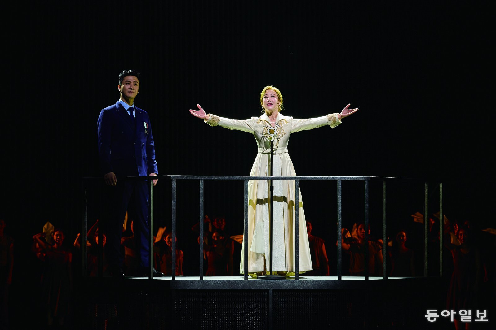 뮤지컬 ‘에비타’에서 영부인이 돼 벅찬 심정으로 국민 앞에 선 에바 페론을 연기하는 김소향(오른쪽). 왼쪽은 후안 페론 역을 맡은 윤형렬. 블루스테이지 제공