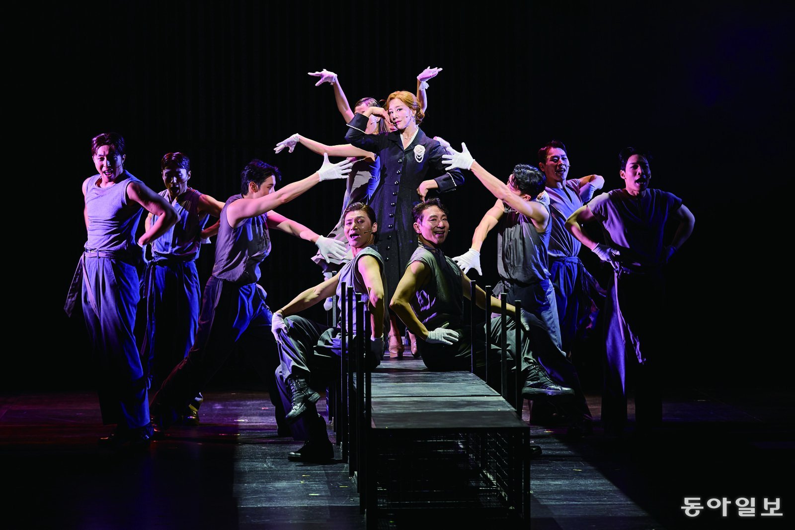 ‘뮤지컬’ 에비타에서 김소향(가운데)은 원하는 것을 향해 거침 없이 나아가는 에비타를 맞춤으로 연기한다. 블루스테이지 제공