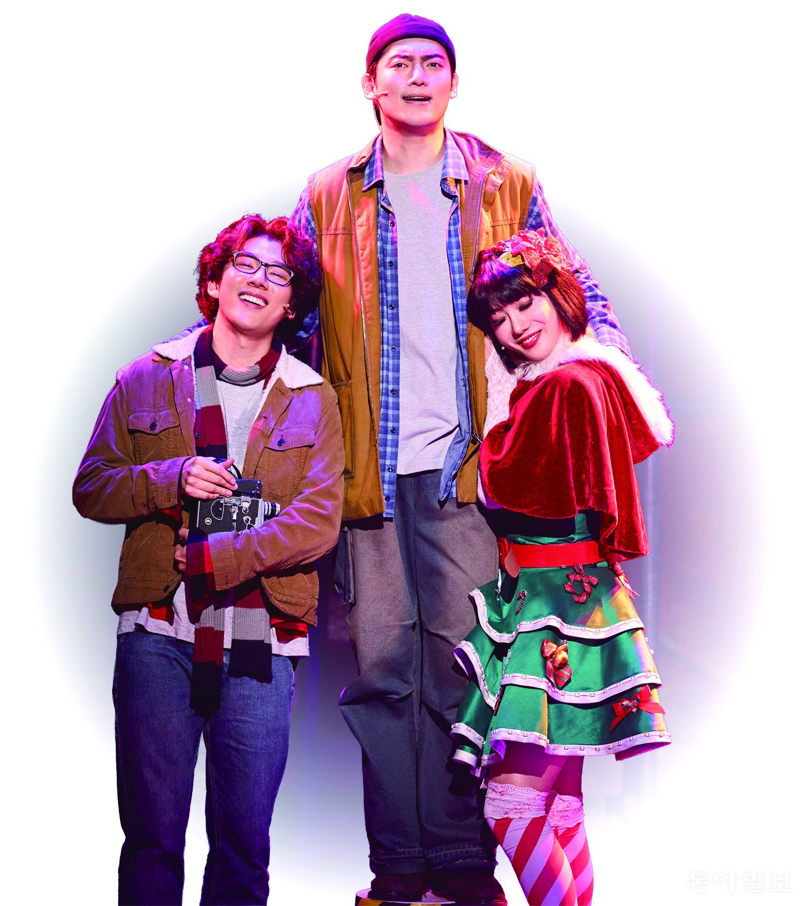 뮤지컬 ‘렌트’에서 콜린(황건하·왼쪽)과 마크(양희준·가운데), 엔젤(조권)이 ‘산타페’를 부르고 있다. 신시컴퍼니 제공