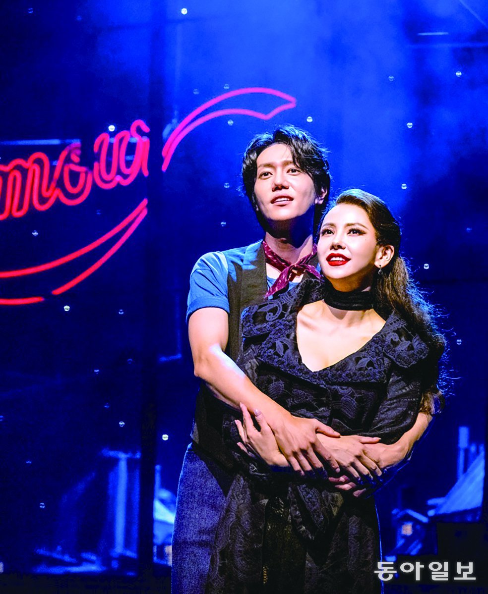 뮤지컬 ‘물랑루즈!’에서 사랑을 속삭이는 크리스티안(차윤해·왼쪽)과 사틴(김지우). CJ ENM 제공