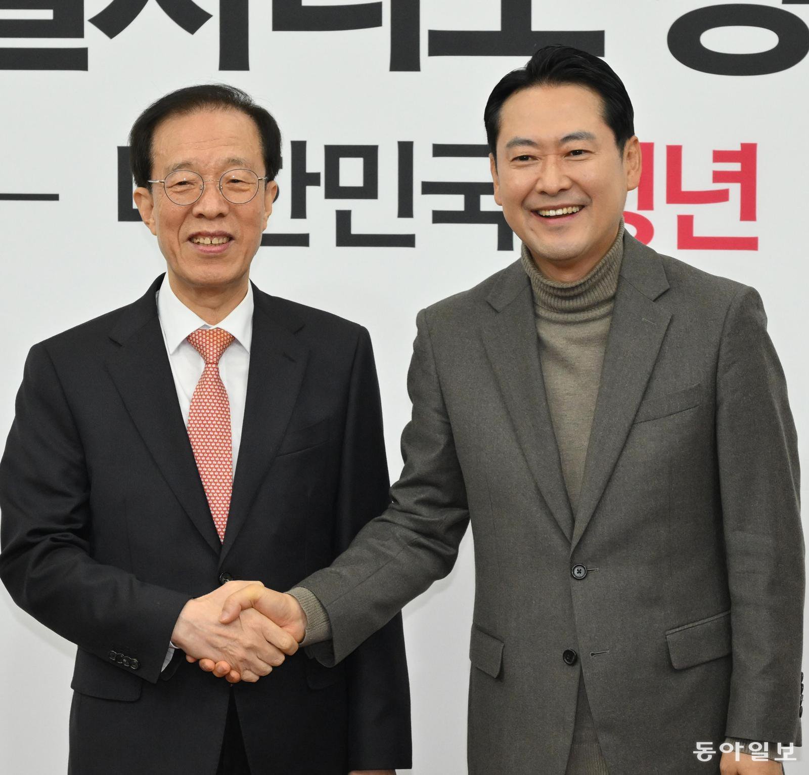 장동혁 대표, 이석연 국민통합위원장 만나
국민의힘 장동혁 대표(오른쪽)가 16일 서울 여의도 국회에서 이석연 국민통합위원장을 만나 악수하고 있다. 
장승윤 기자 tomato99@donga.com