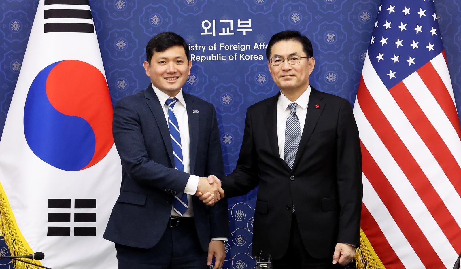 정연두(오른쪽) 외교부 외교전략정보본부장과 케빈 김 주한미국대사대리가 16일 오전 서울 종로구 정부서울청사 별관 외교부에서 열린 한미 정상회담 조인트 팩트시트(Joint Fact Sheet) 후속협의에서 손을 맞잡고 있다. 2025.12.16. 사진공동취재단