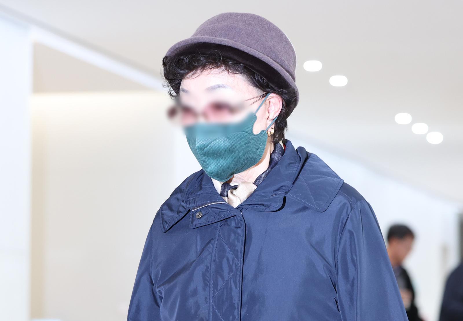 윤석열 전 대통령의 부인 김건희 여사의 모친 최은순 씨가 4일 오전 서울 종로구 KT광화문빌딩 웨스트에 마련된 김건희 여사의 의혹을 수사하는 민중기 특별검사 사무실에 피의자 신분으로 출석하고 있다. 2025.11.04. 뉴시스