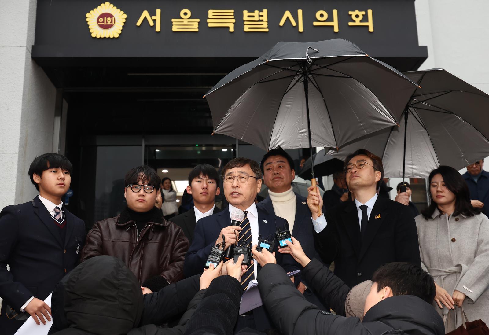 정근식 서울시교육감이 16일 오후 서울 중구 서울시의회 앞에서 학생인권조례 폐지 조례안 통과 관련 입장 발표 기자회견을 하고 있다.  시의회는 이날 제333회 정례회 제4차 본회의를 열어 ‘서울특별시 학생인권조례 폐지 조례안’을 재석 86명 중 찬성 65명, 반대 21명으로 가결했다. 2025.12.16/뉴스1