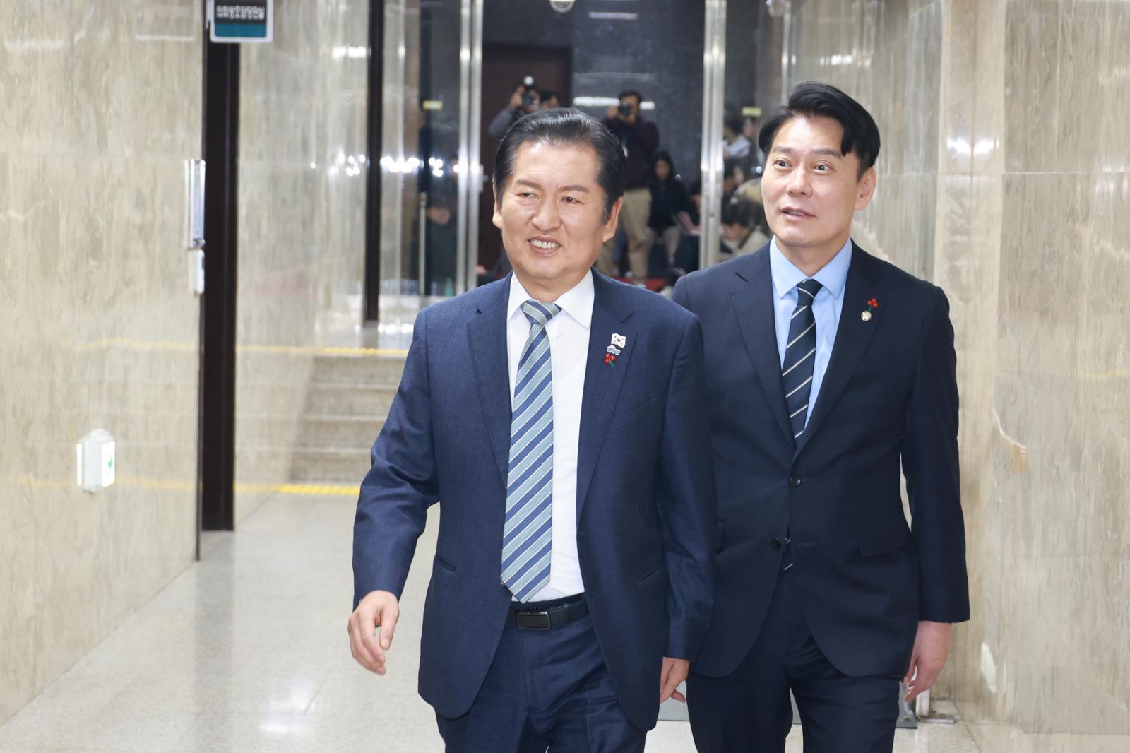 정청래 더불어민주당 대표가 16일 서울 여의도 국회에서 열린 비공개 의원총회에 참석하고 있다. 2025.12.16. 뉴시스