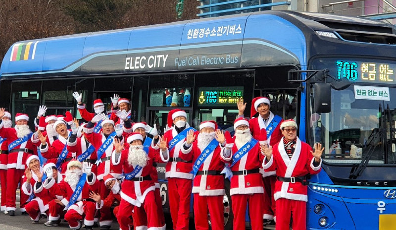 지난해 대구 북구 우주교통 차고지에서 산타 복장을 한 기사들이 손을 흔들고 있다. 우주교통 제공