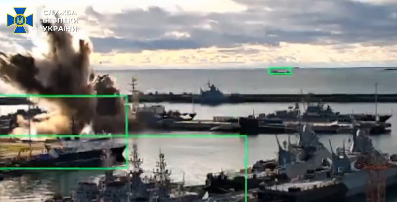 우크라 ‘3.5억원짜리 수중 드론’으로 5880억원 러시아 잠수함 폭파우크라이나가 독자 개발한 수중 자폭 드론인 ‘서브시베이비’로 흑해 노보로시스크항에 정박해 있던 러시아군의 바르샤뱐카급 디젤 잠수함을 폭파했다고 밝히며 15일(현지 시간) 관련 영상을 공개했다. 미국 정치매체 폴리티코에 따르면 서브시베이비의 가격은 약 24만 달러(약 3억5000만 원), 러시아 잠수함의 가격은 약 4억 달러(약 5880억 원)로 추정된다. 사진 출처 우크라이나 보안국 X