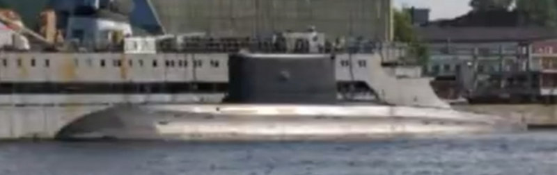 러시아 잠수함이 공격 받기 전 모습. 사진 출처 우크라이나 보안국 X