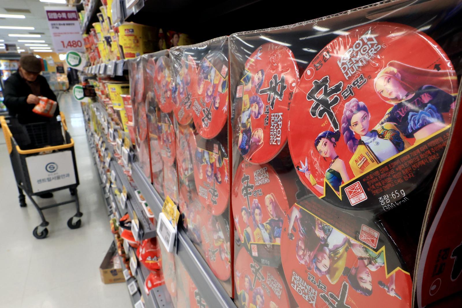 10일 서울시내 한 대형마트에 컵라면이 진열돼 있다. 2025.12.10/뉴스1