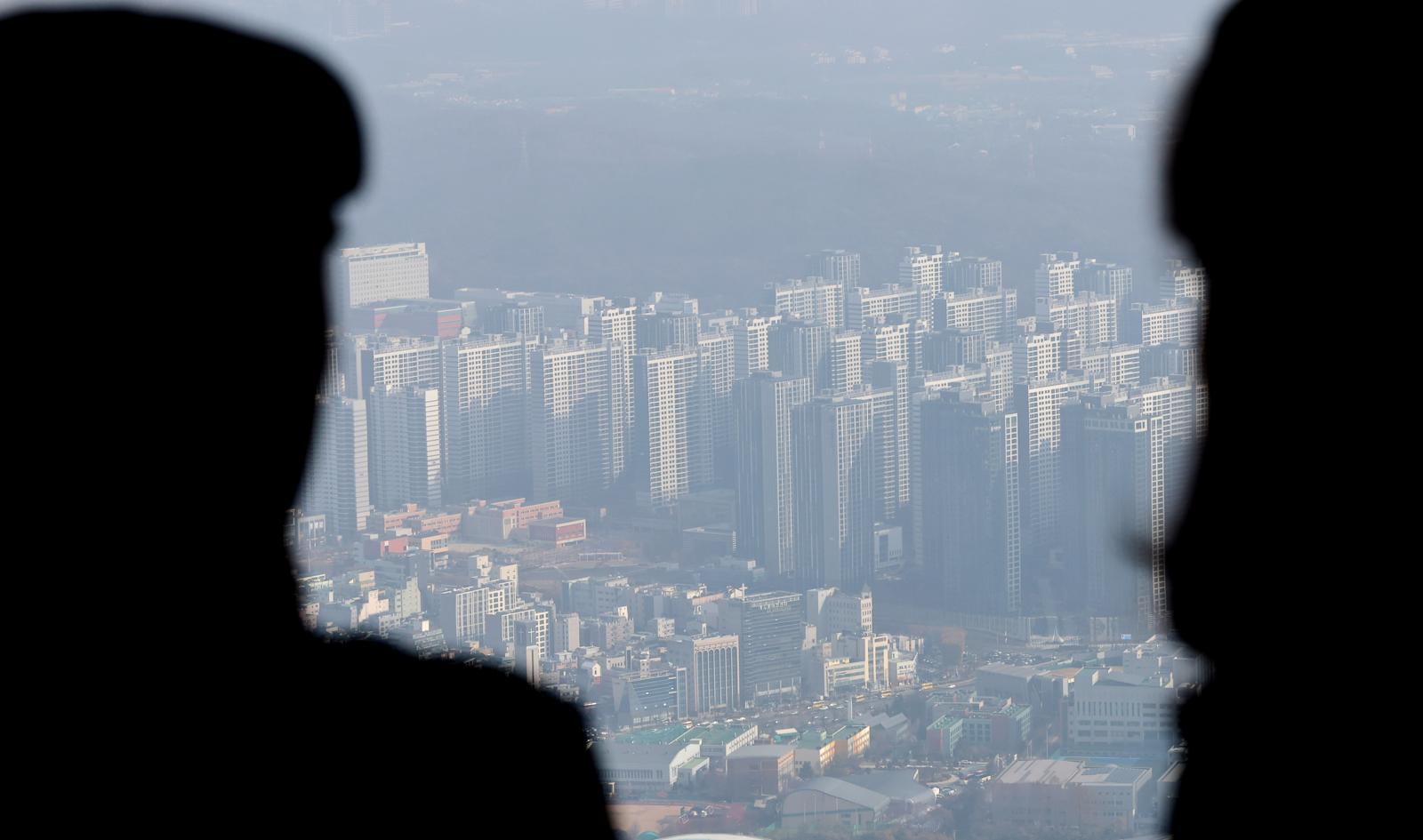 서울 등 수도권 지역 미세먼지가 나쁨 수준을 보인 30일 오전 서울 송파구 서울스카이에서 바라본 도심이 미세먼지로 뿌옇게 보이고 있다. 2025.11.30/뉴스1