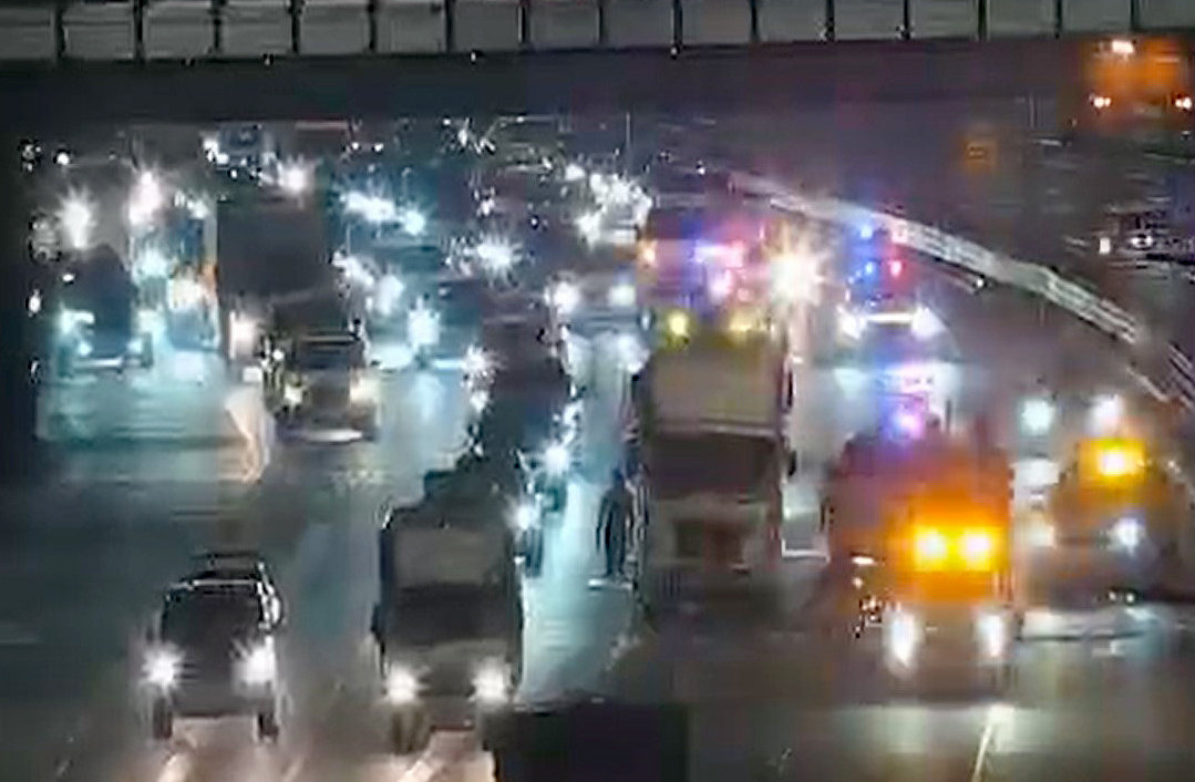 17일 오전 5시 50분쯤 서울 강변북로 성수대교 북단 일산방향에서 발생한 교통사고로 3개 차선이 통제돼 출근길 정체가 생기고 있다. (서울시설공단 CCTV 캡쳐) 2025.12.17