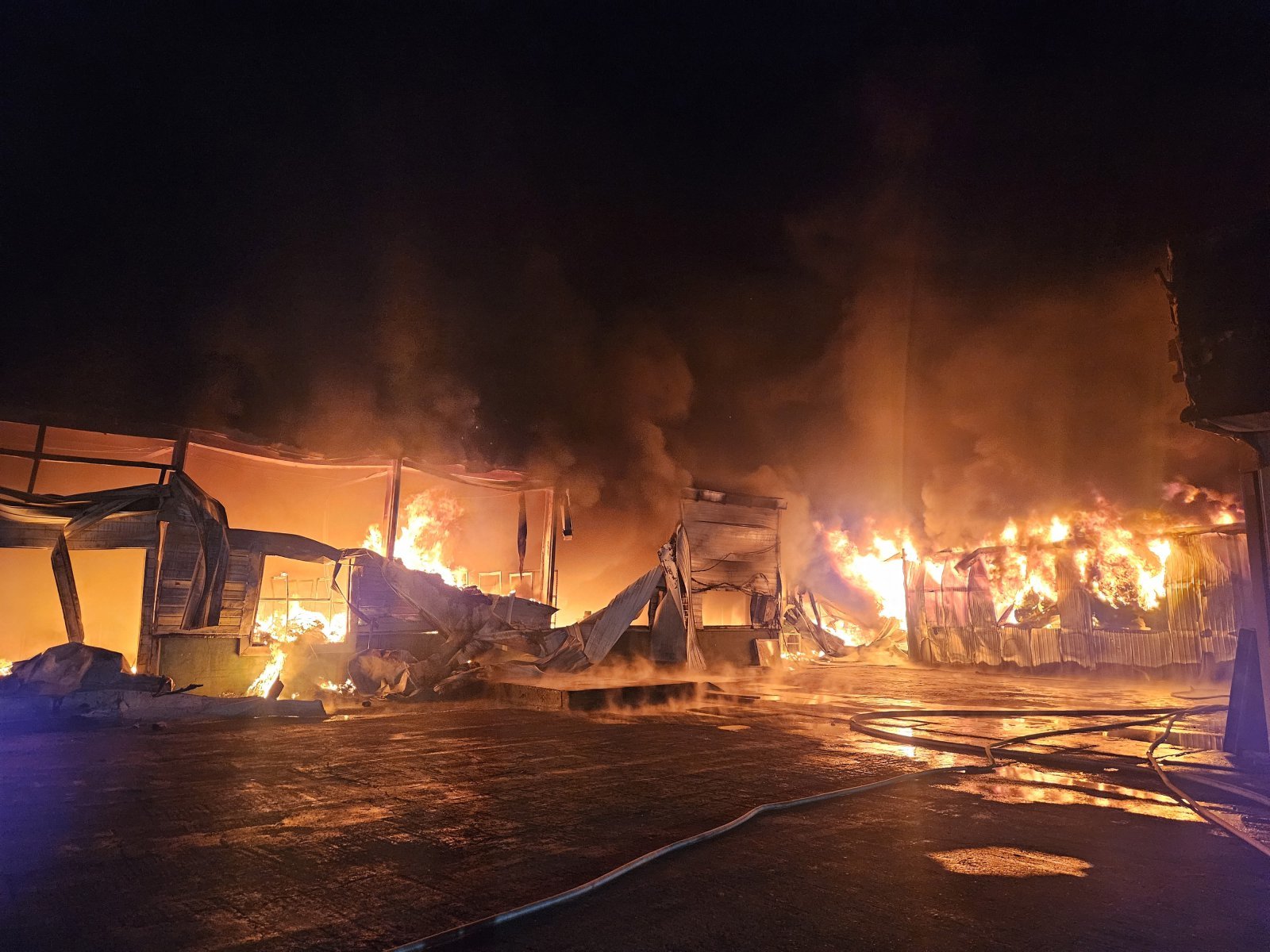 16일 오후 8시20분쯤 대구 달성군 하빈면의 한 이불 제조 공장에서 불이 나 소방 당국이 6시간 여만에 진화했다. 대구소방안전본부 제공.