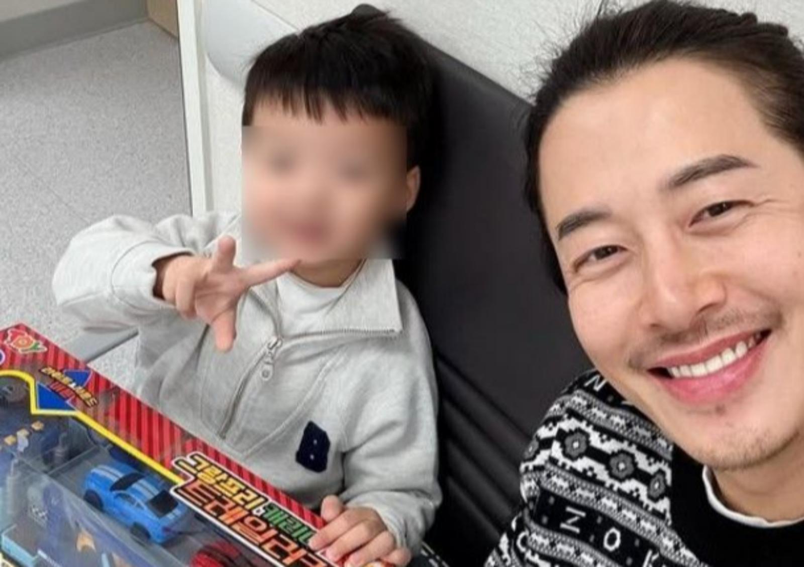 최필립은 소아암 4기 판정을 받았던 둘째 아들이 치료 종결 3년 차를 맞아 정기 검진을 받았다고 밝혔다. 그는 검사 결과를 기다리는 초조함과 씩씩하게 자라준 아들에 대한 고마움을 동시에 전했다. 사진=최필립 인스타그램