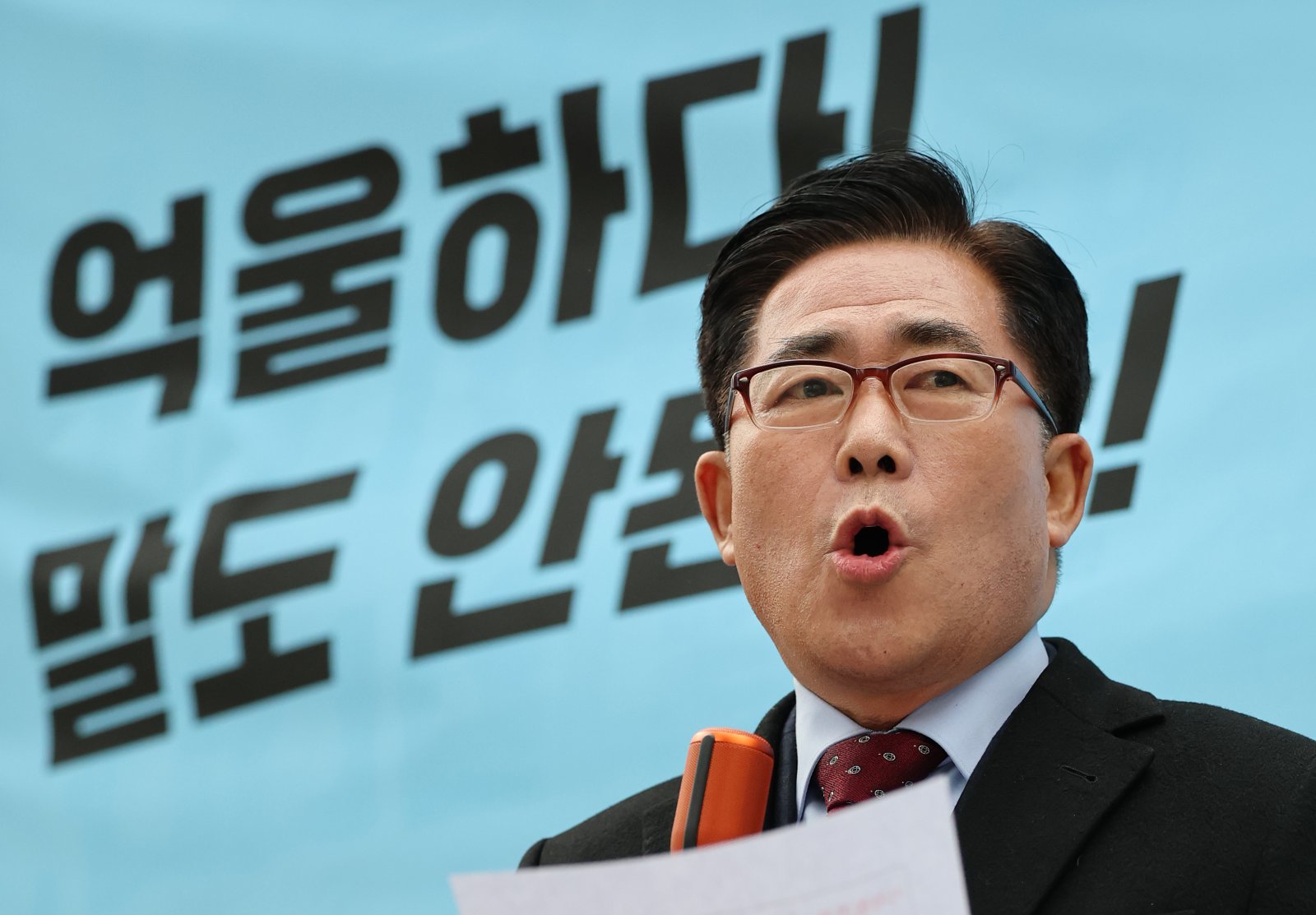 세계평화통일가정연합(통일교) 금품 수수 의혹을 받고 있는 김규환 전 미래통합당 의원이 지난 15일 서울 서대문구 경찰청 국가수사본부 앞에서 열린 기자회견에서 결백을 주장하고 있다. 2025.12.15/뉴스1 ⓒ News1 오대일 기자