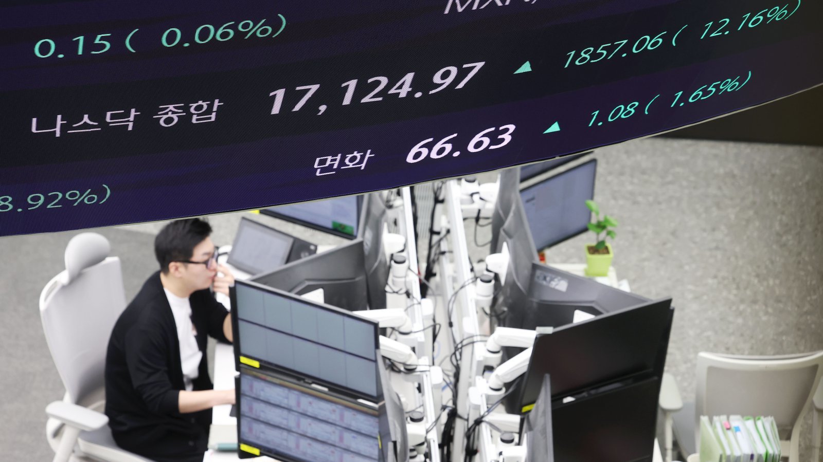 10일 서울 중구 하나은행 딜림품 전광판에 나스닥 지수가 표시되고 있다.  도널드 트럼프 미국 대통령이 중국을 제외한 모든 국가에 상호 관세 부과를 90일간 유예하겠다는 방침을 밝히면서 나스닥을 비롯한 3대 증시 지수가 폭등했다. 나스닥 지수는 전장보다 1,857.06포인트(12.16%) 급등한 17,124.97에 마감했다. 2025.04.10. [서울=뉴시스]