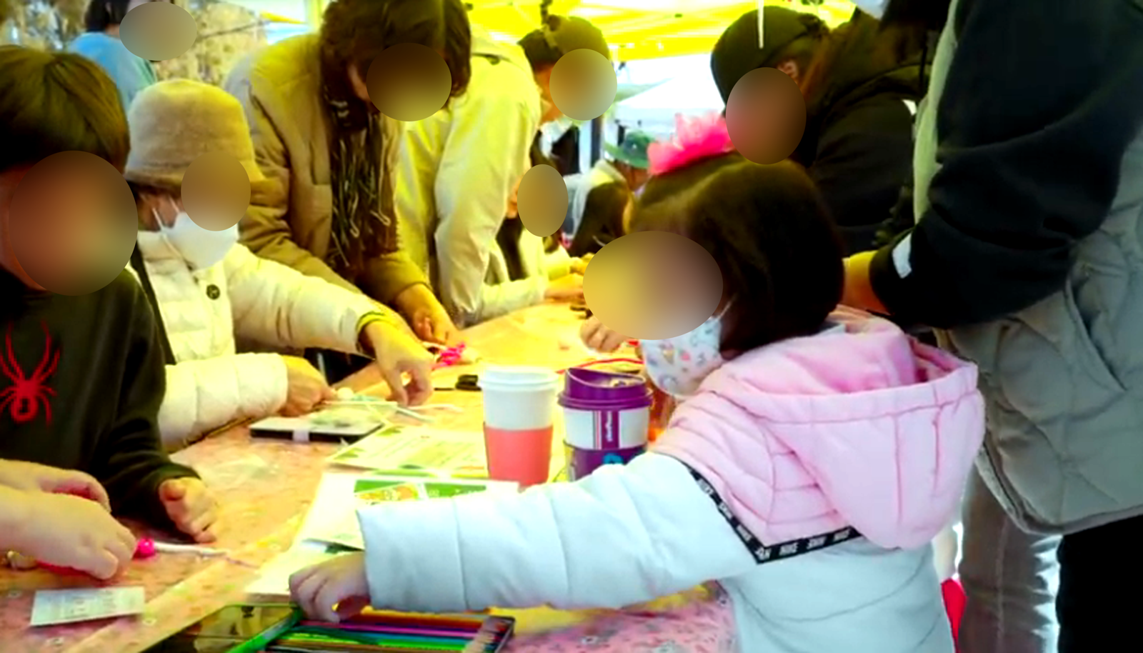 곡성 뚝방마켓에서 주민과 방문객들이 체험 프로그램과 장터를 즐기고 있다.