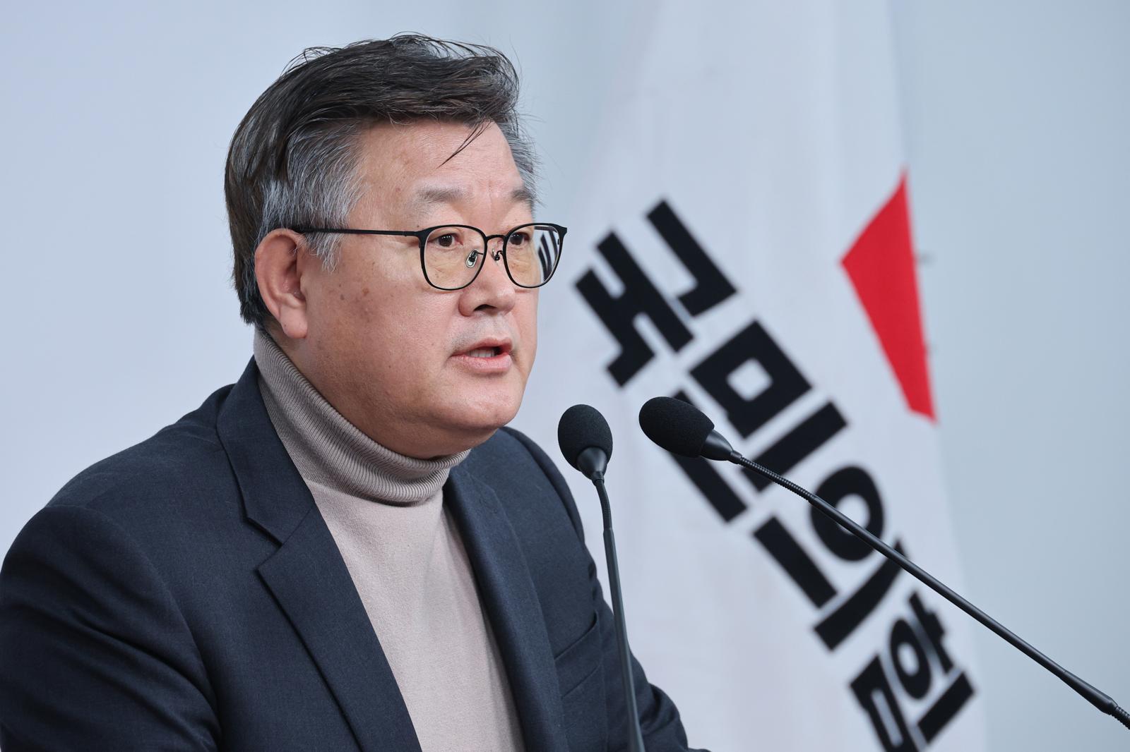 이호선 국민의힘 당무감사위원장이 16일 서울 여의도 국민의힘 당사에서 김종혁 전 최고위원에 대한 당원권 정지 2년 권고 결정에 대한 브리핑을 하고 있다. 2025.12.16 뉴스1