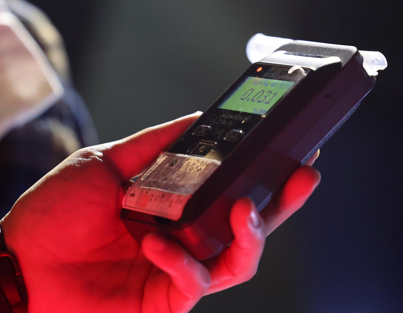 9일 오후 서울 마포구 한 도로에서 진행된 음주운전 현장단속에서 적발된 한 운전자가 측정한 단속기에 면허정지 수치인 혈중알콜농도 0.031%가 표시되고 있다. 2023.12.09 뉴시스