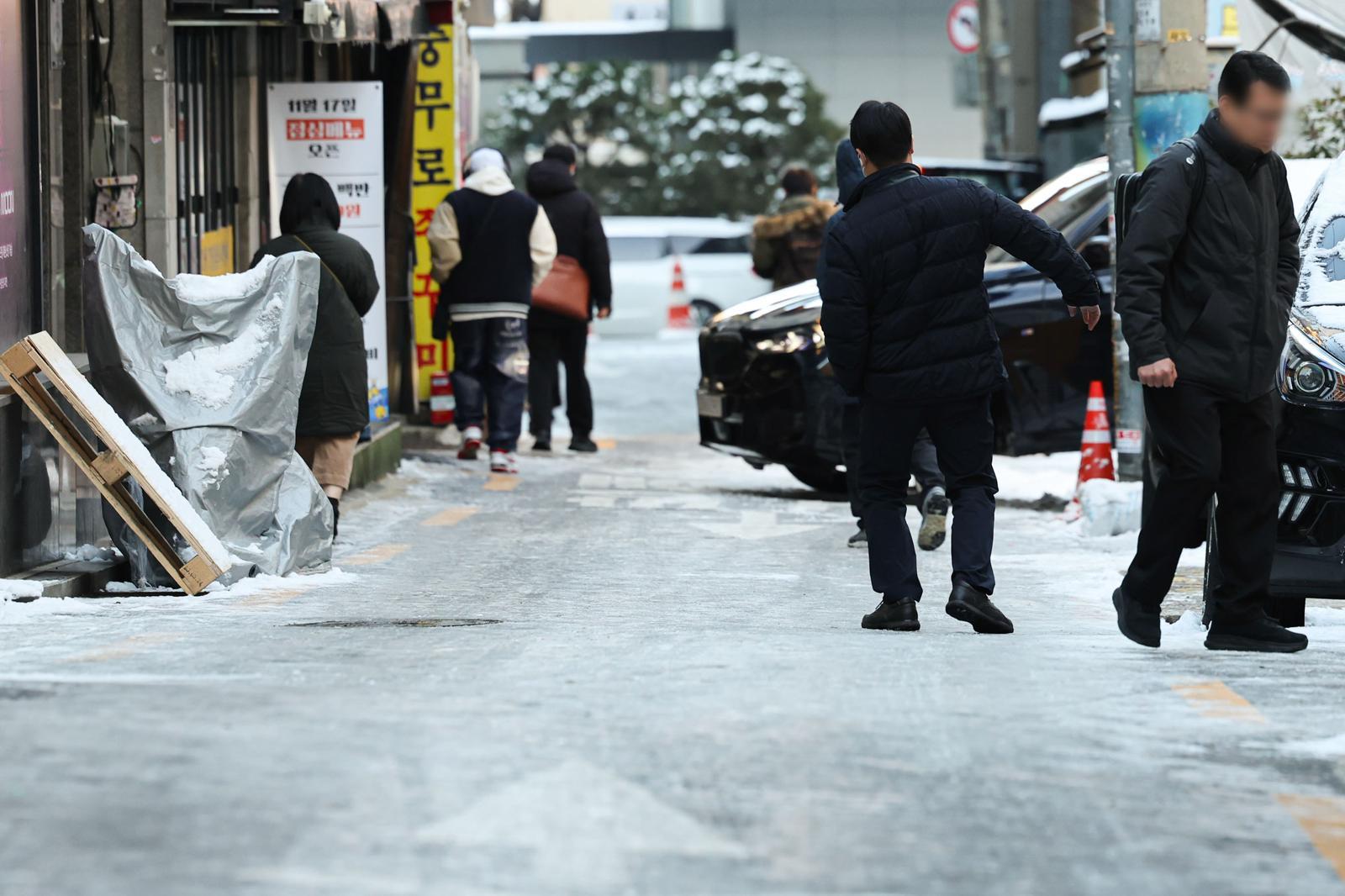 폭설 후 한파로 도로 곳곳이 얼어붙은 5일 오전 서울 중구 충무로역 인근에서 시민들이 빙판길을 조심히 걷고 있다. 2025.12.05. [서울=뉴시스]