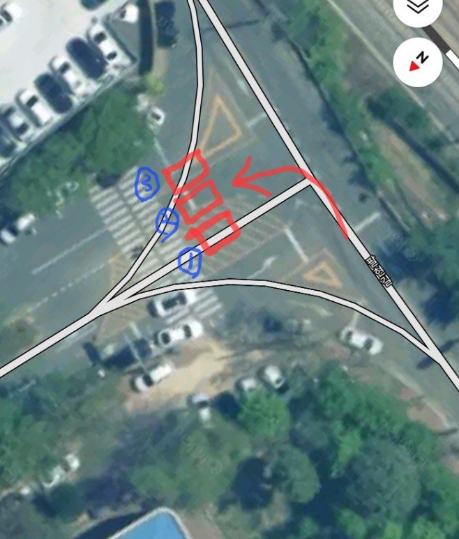 교차로 한복판을 불법주차로 막아선 3대의 차량들을 지도앱에서 본 예시. 온라인 커뮤니티 보배드림 캡처