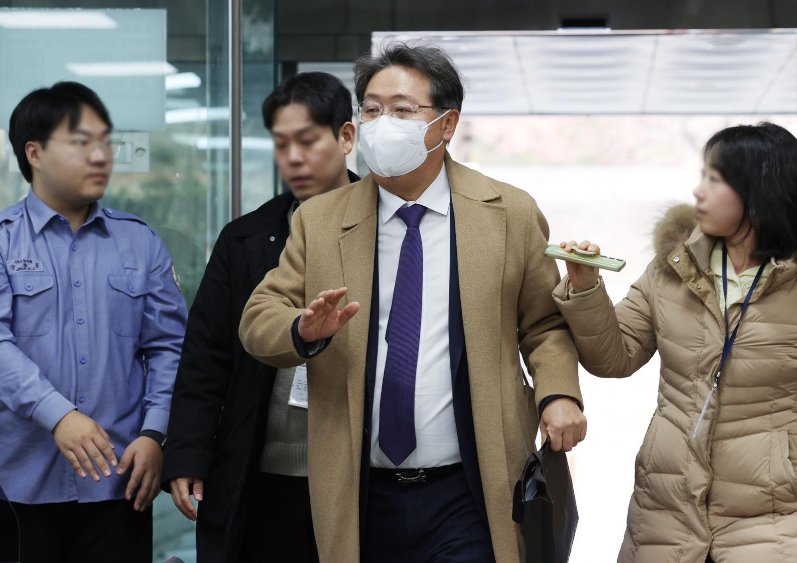 쌍방울 대북송금 사건의 증인에게 금전적인 지원을 해 진술을 번복하게 했다는 의혹을 받는 방용철 전 쌍방울 부회장이 10일 서울 서초구 서울중앙지방법원에서 열린 구속 전 피의자 심문(영장실질심사)에 출석하고 있다. 2025.12.10. [서울=뉴시스]