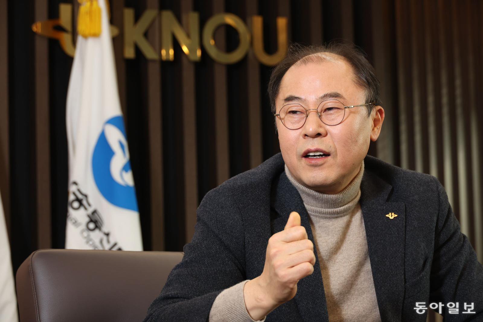 9일 서울 종로구 동숭동 한국방송통신대 본관 총장실에서 인터뷰 하는 고성환 총장. 전영한 기자 scoopjyh@donga.com