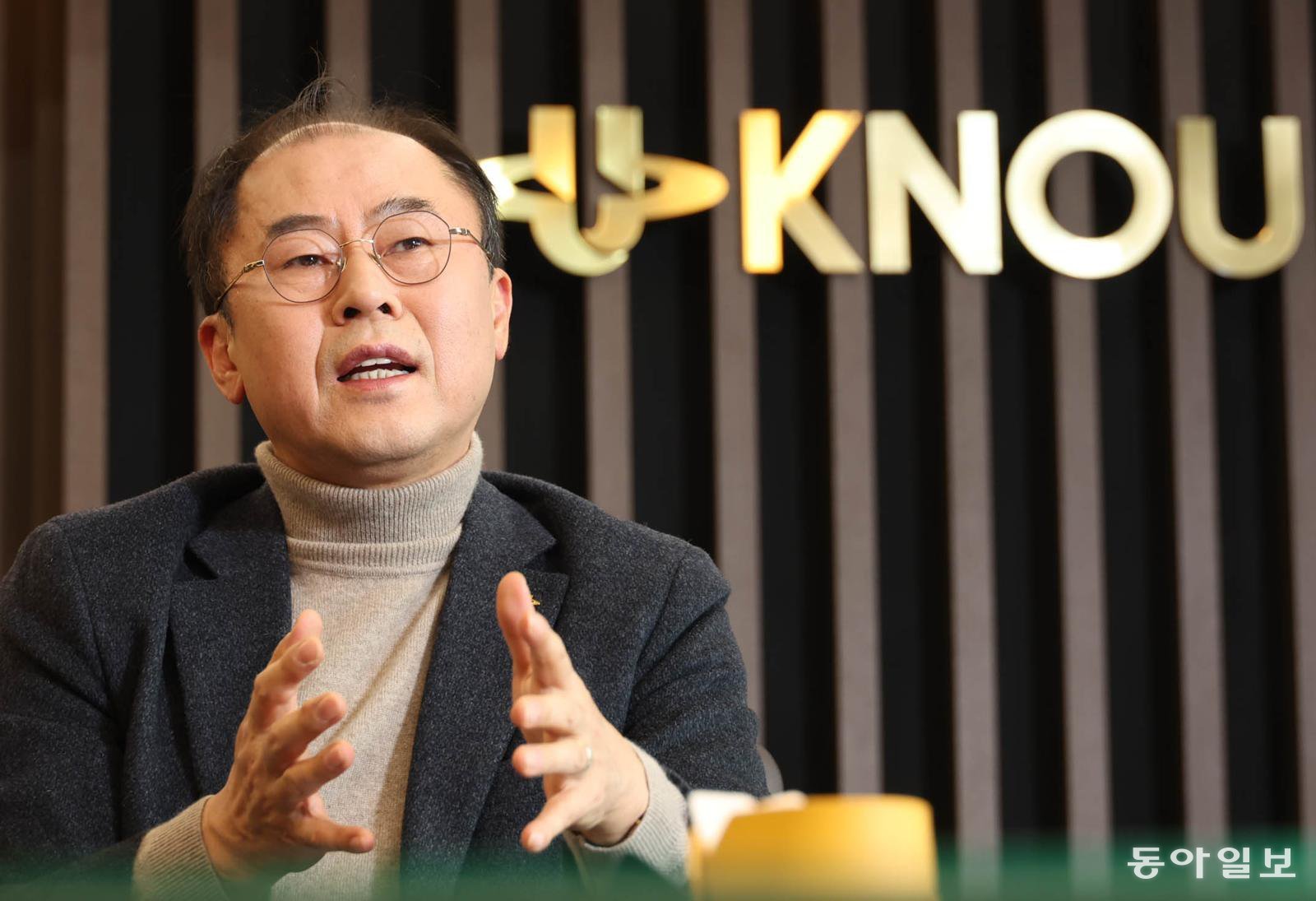 9일 서울 종로구 동숭동 한국방송통신대 본관 총장실에서 인터뷰 하는 고성환 총장. 전영한 기자 scoopjyh@donga.com