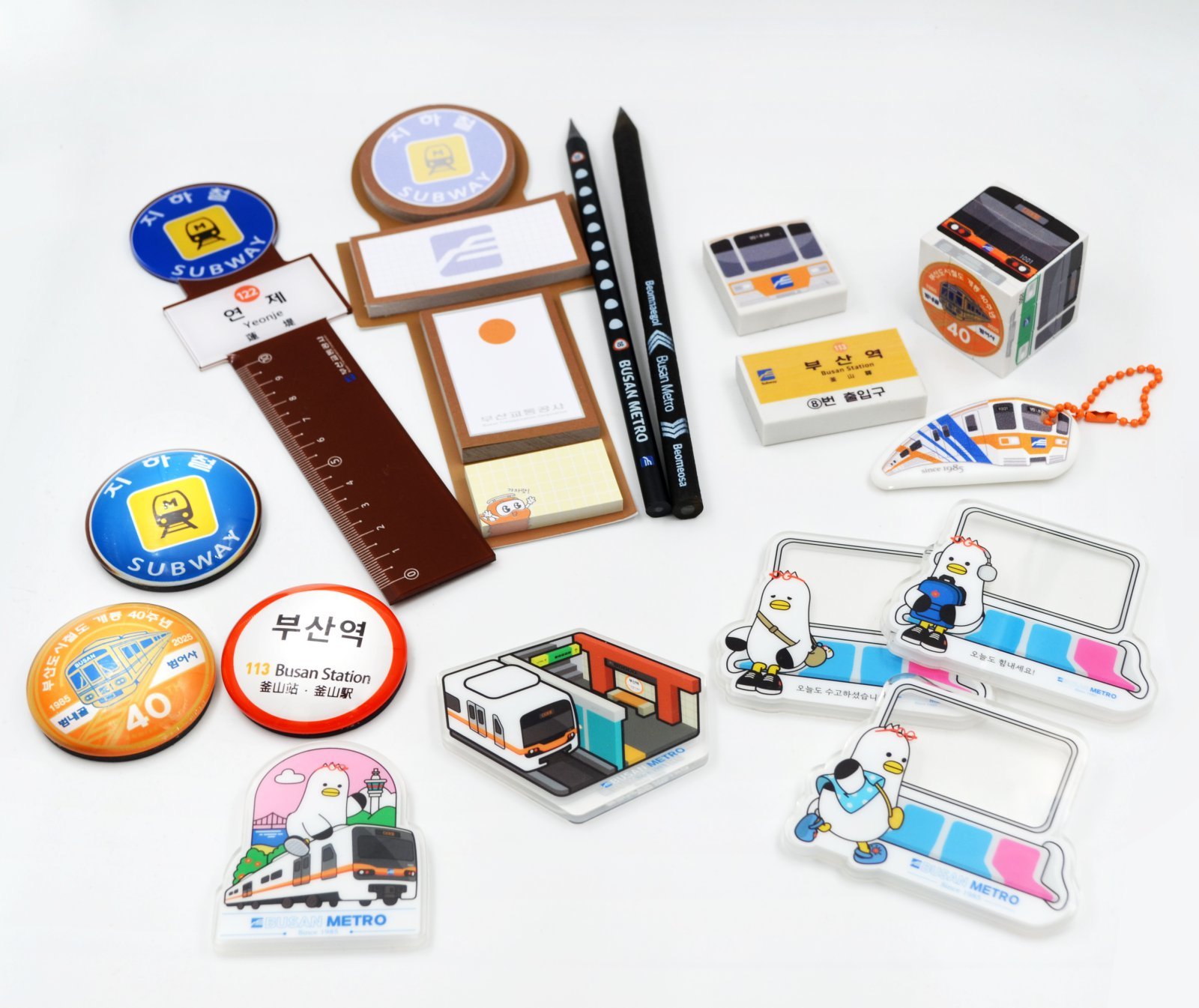 부산도시철도를 모티브로 한 레트로 감성 굿즈들. 부산교통공사 제공